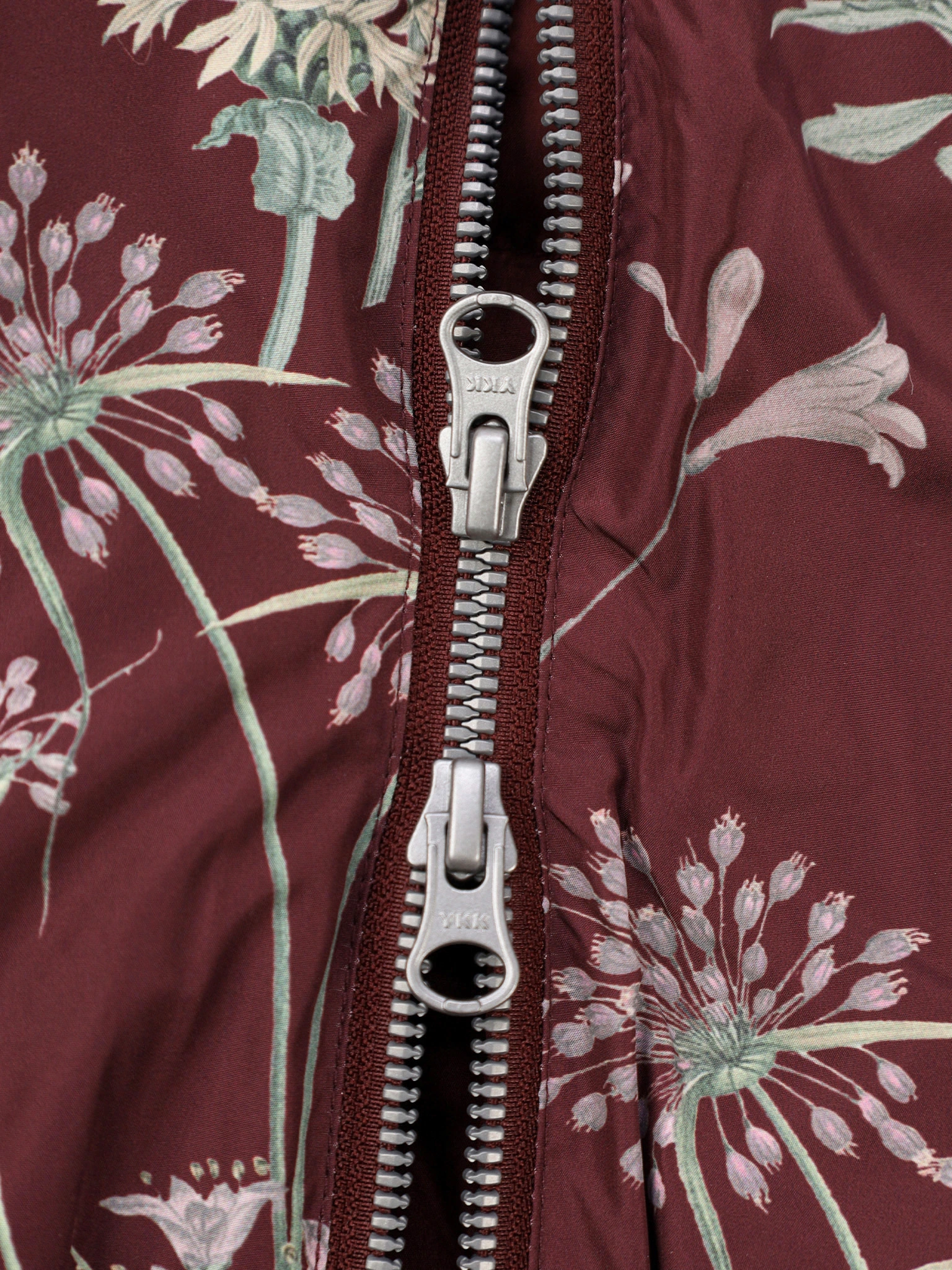 Куртка бордового цвета с цветочным принтом